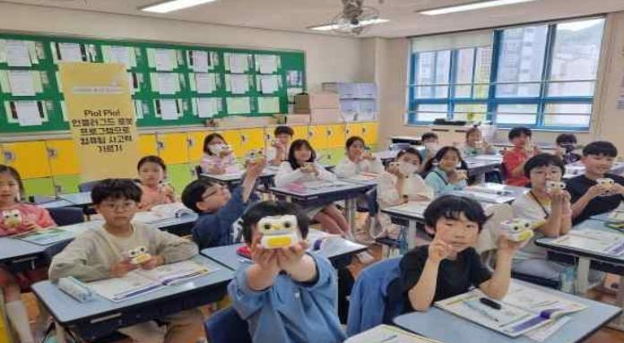 학생들과 함께 소프트웨어 수업을 진행하는 교육 현장