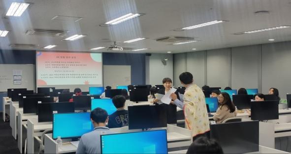디지털 수업 사례를 함께 살펴보는 교사 연수 현장